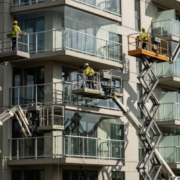 Plataformas elevatórias para manutenção de sacadas de apartamentos